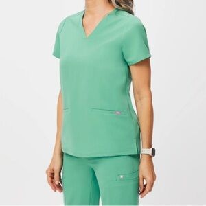 Figs Casma Three-Pocket Scrub Top
